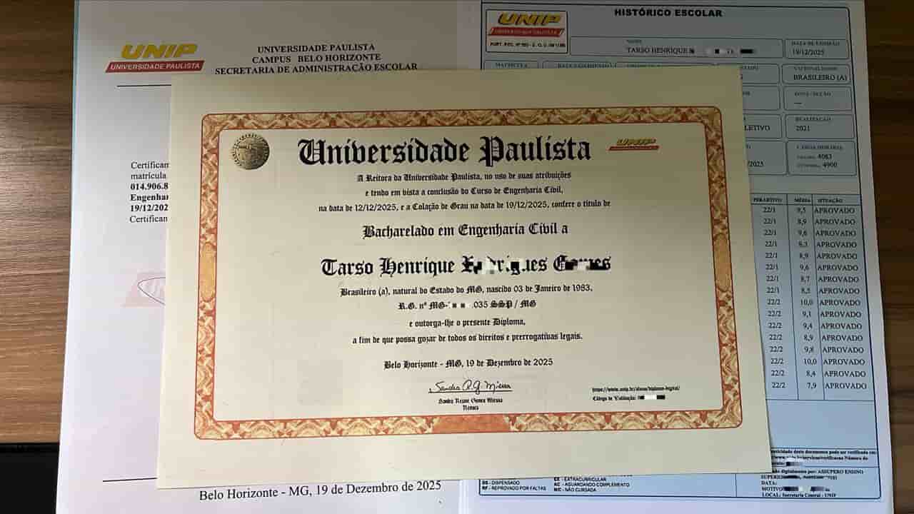 Exemplo de Diploma Autenticado com selo do MEC e carimbos oficiais